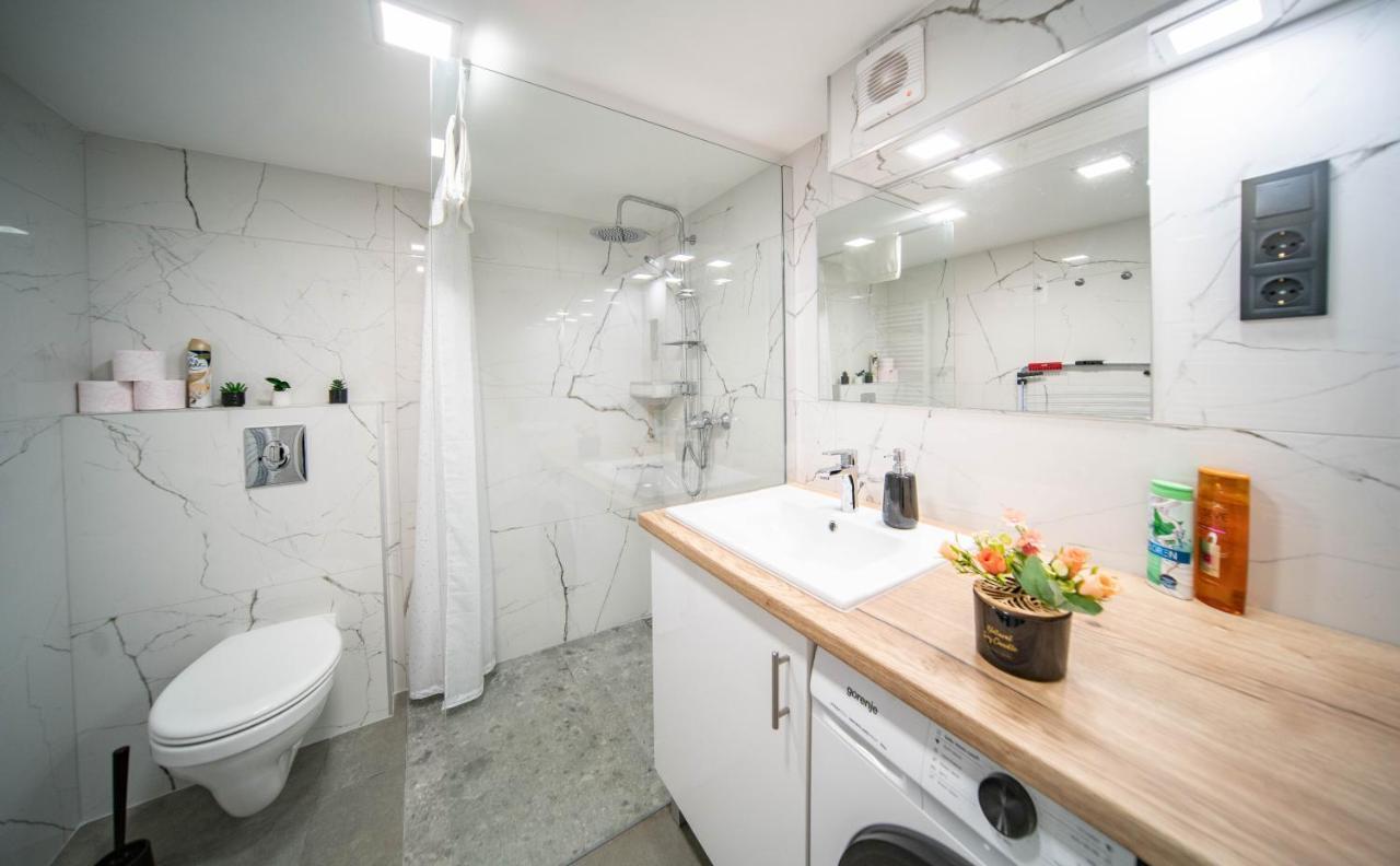 Free Parking Basilica Rob'S Home - Ac, Wi-Fi, Smart Tv บูดาเปสต์ ภายนอก รูปภาพ